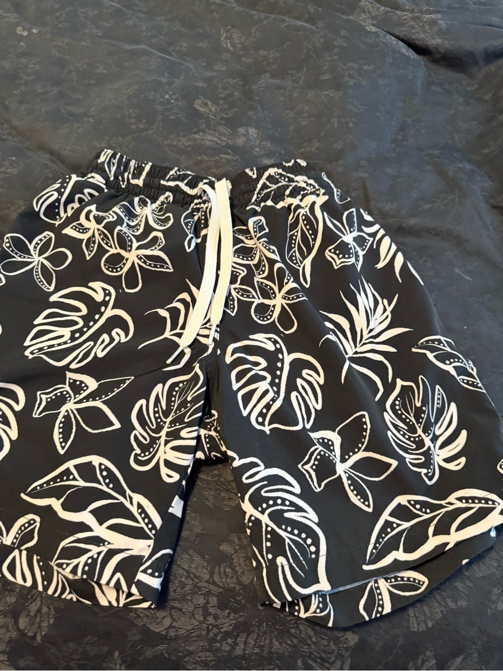 Chubbies Black & White Tropical Drawstring Shorts - 7in